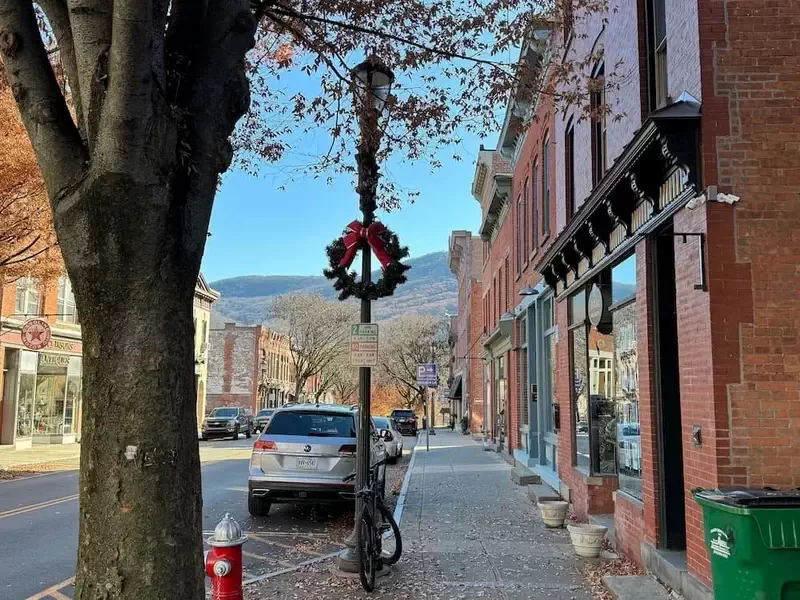  A quiet moment on Main Street during last year’s holiday season. 