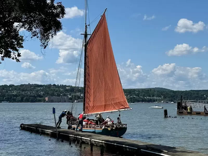  The Woody Guthrie, Beacon Sloop Club’s boat. 
